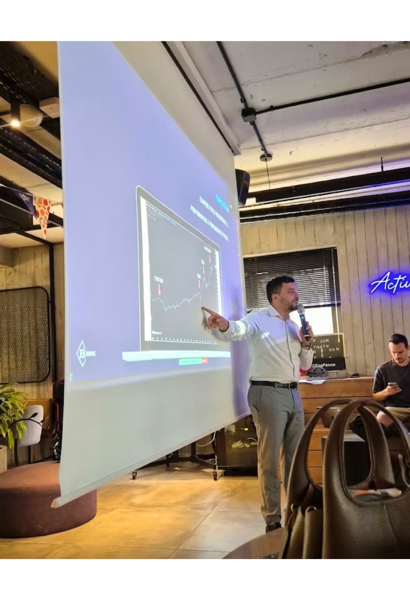 קשת מצביע על גרף במסך