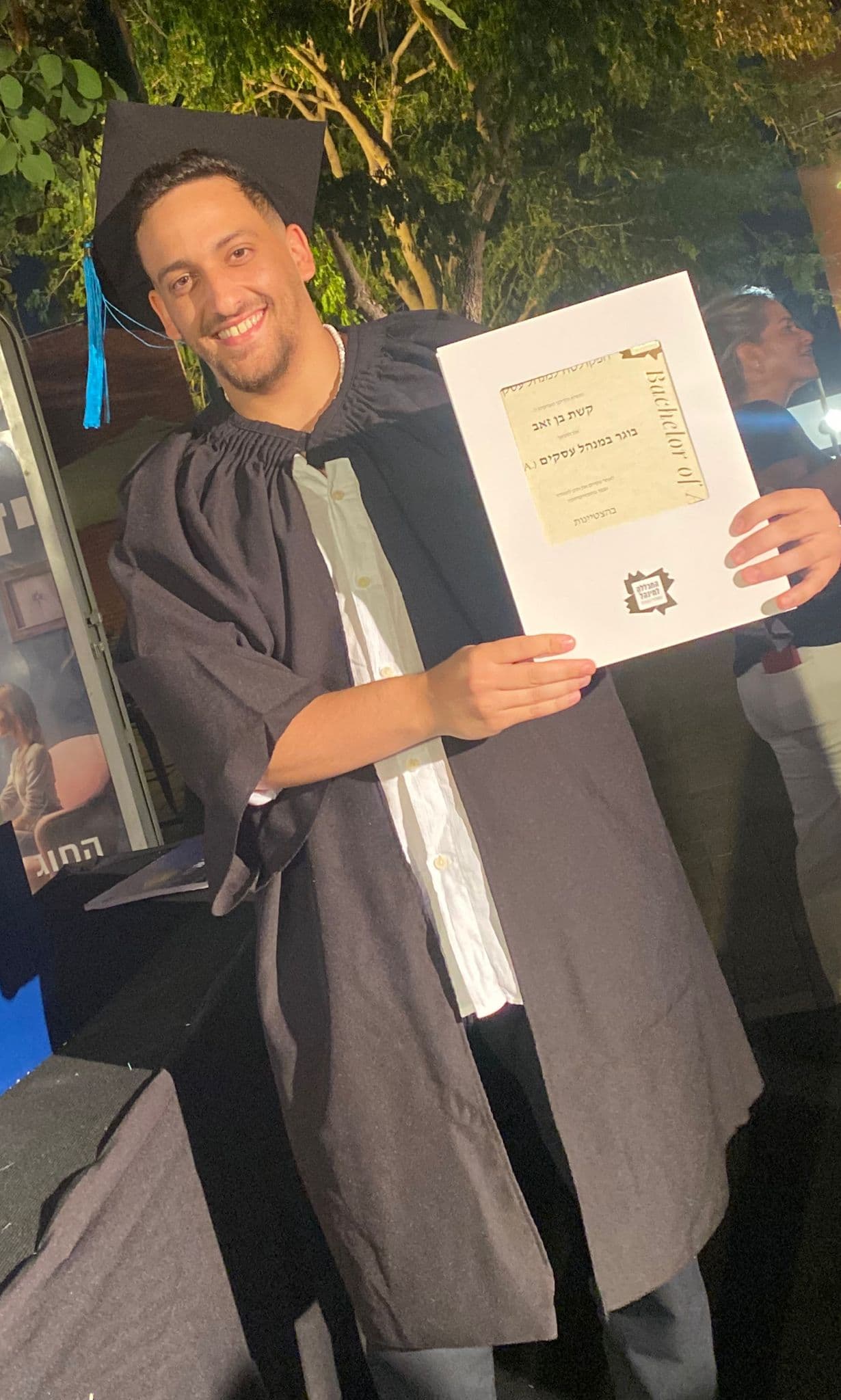 קשת בן זאב בטקס סיום לימודים עם תעודת תואר